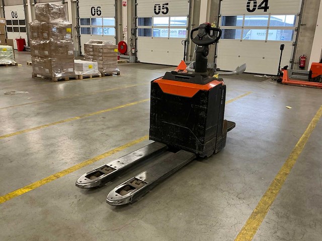 2023 toyota lpe200 meerijpallettruck - afbeelding 1 van  13