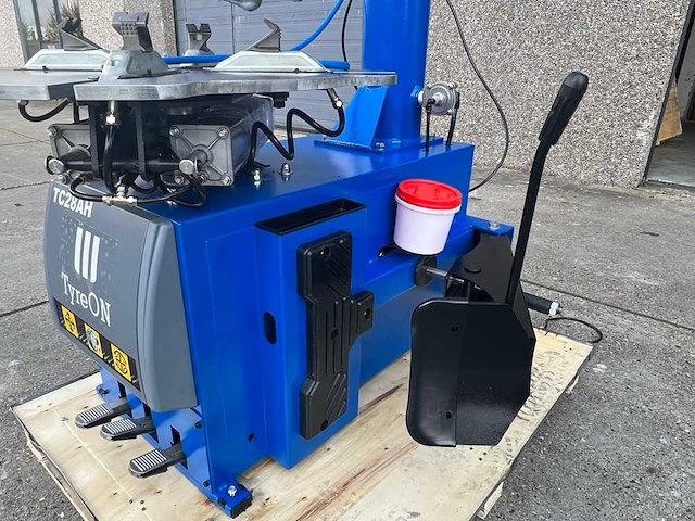 2023 tyreon tc28ah heavy-duty bandendemonteermachine met 2 hulparmen - afbeelding 6 van  12