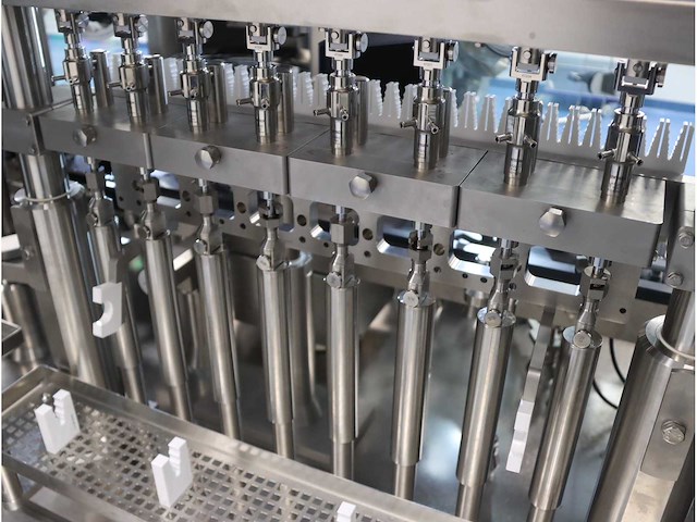 2024 - syntegon - high speed vial filling and capping line - afbeelding 13 van  43