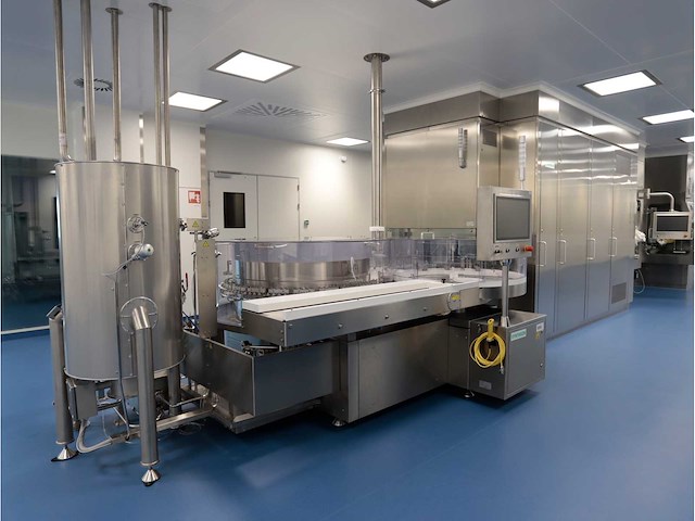 2024 - syntegon - high speed vial filling and capping line - afbeelding 1 van  88