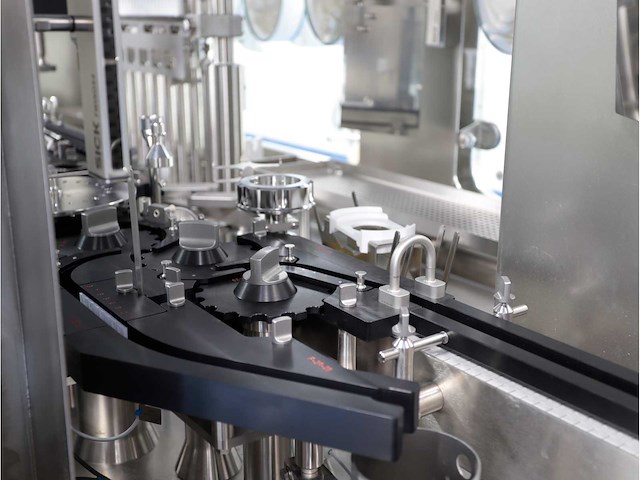 2024 - syntegon - high speed vial filling and capping line - afbeelding 16 van  88