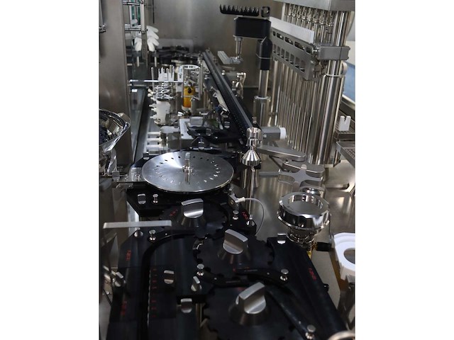2024 - syntegon - high speed vial filling and capping line - afbeelding 27 van  88