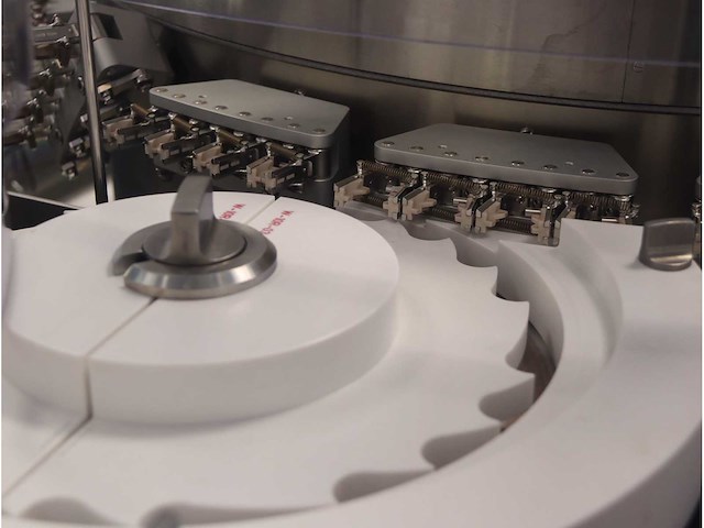 2024 - syntegon - high speed vial filling and capping line - afbeelding 55 van  88
