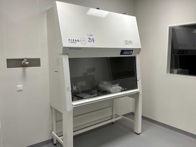 2024 clean air door baker biovanguard 5 laminaire stroomkast - afbeelding 1 van  5