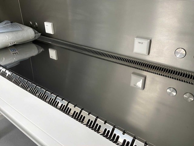 2024 clean air door baker biovanguard 5 laminaire stroomkast - afbeelding 1 van  2