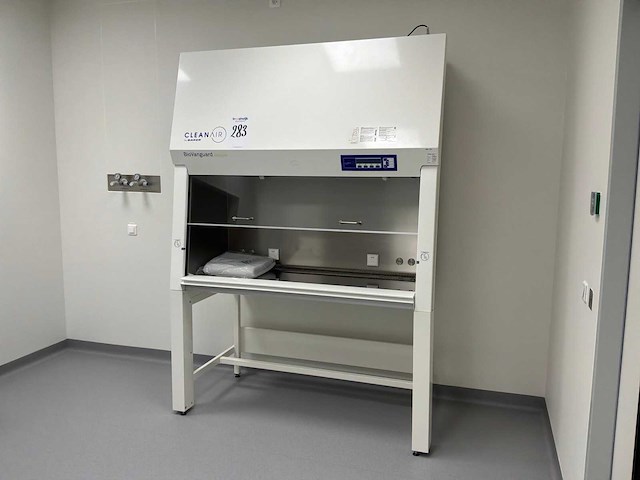 2024 clean air door baker biovanguard 5 laminaire stroomkast - afbeelding 1 van  4