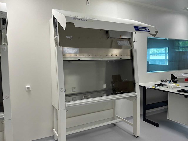 2024 clean air door baker biovanguard 5 laminaire stroomkast - afbeelding 2 van  5
