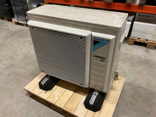 2024 daikin erga06eav3h buiten-unit - afbeelding 1 van  5
