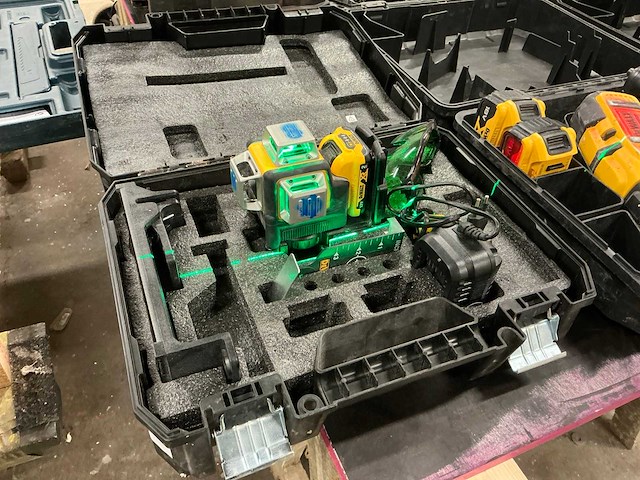 2024 dewalt dce089g accu kruislijnlaser - afbeelding 1 van  4