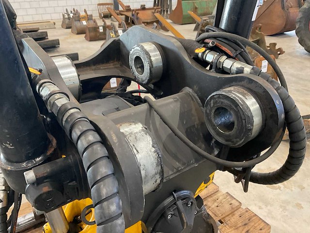 2024 engcon ec219s ss930 draaikantelstuk “cw30” - afbeelding 4 van  13