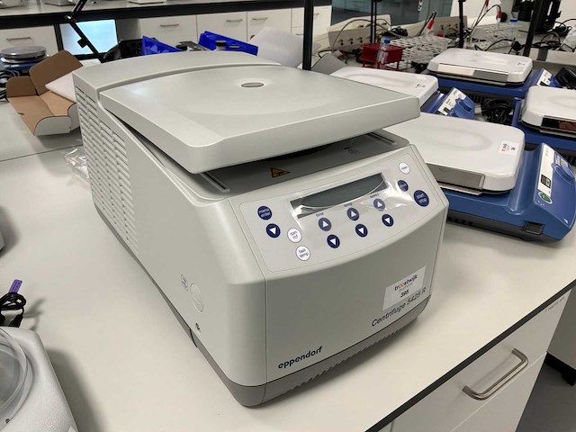 2024 eppendorf 5425 r laboratorium micro centrifuge - afbeelding 1 van  5