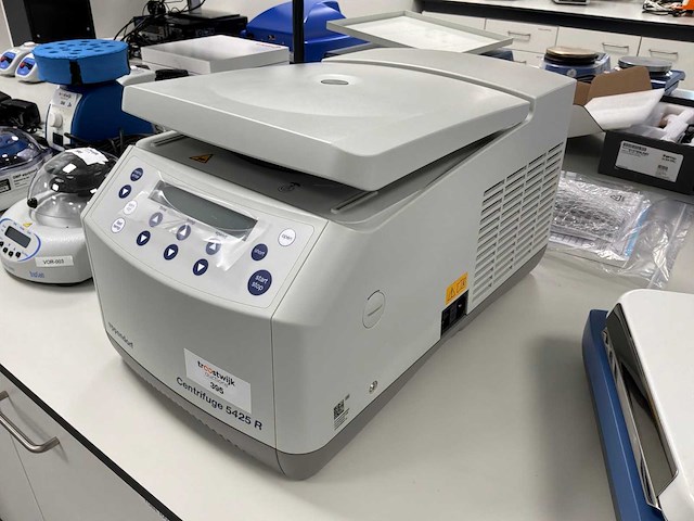 2024 eppendorf 5425 r laboratorium micro centrifuge - afbeelding 2 van  5