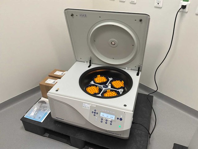 2024 eppendorf 5920r gekoeld laboratorium centrifuge - afbeelding 1 van  3