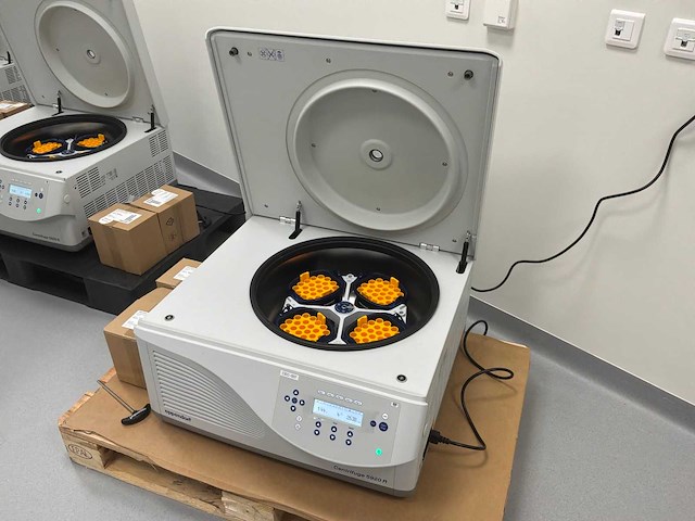 2024 eppendorf 5920r gekoeld laboratorium centrifuge - afbeelding 1 van  5