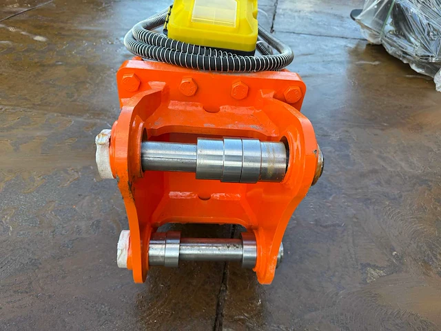 2024 hb680 4.5/6tons trilplaat voor een graafmachine - afbeelding 3 van  6