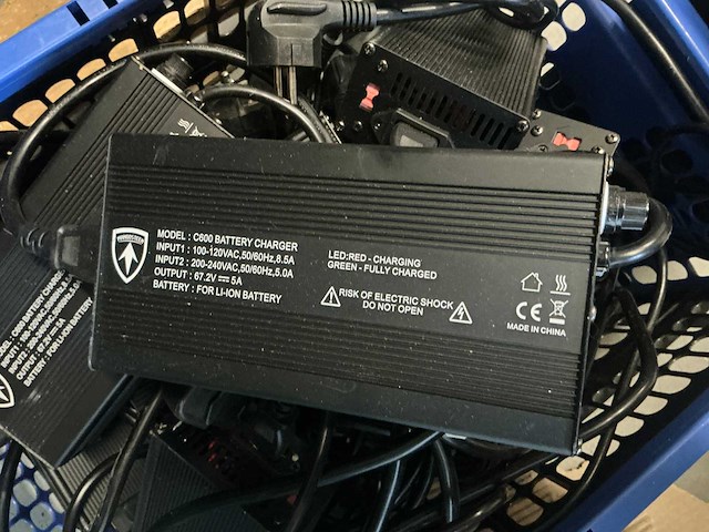 2024 mangosteen m1 l1e-b elektrische snorscooter groen, rood en zwart (8x) - afbeelding 2 van  11