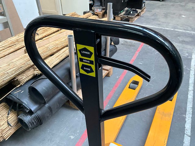 2024 manutan a369875 hand hydraulische palletwagen - afbeelding 3 van  5