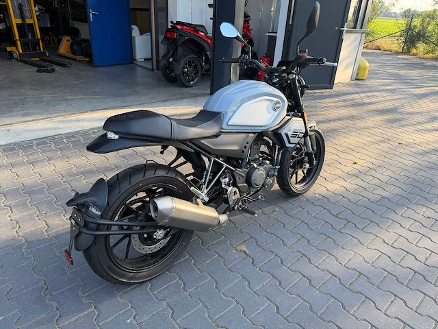 2024 online - sc 125 - motorcycle - afbeelding 8 van  11