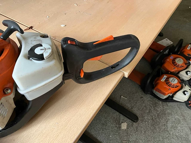 2024 stihl hs 82r heggenschaar - afbeelding 3 van  4