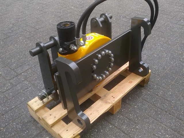 2025 - 360° hydraulische draaiadapter voor giant shovels – mechanische snelwissel - afbeelding 1 van  8