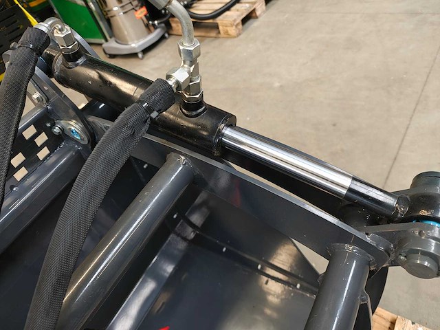 2025 - bak met klem voor minishovel, euro aansluiting - afbeelding 2 van  11