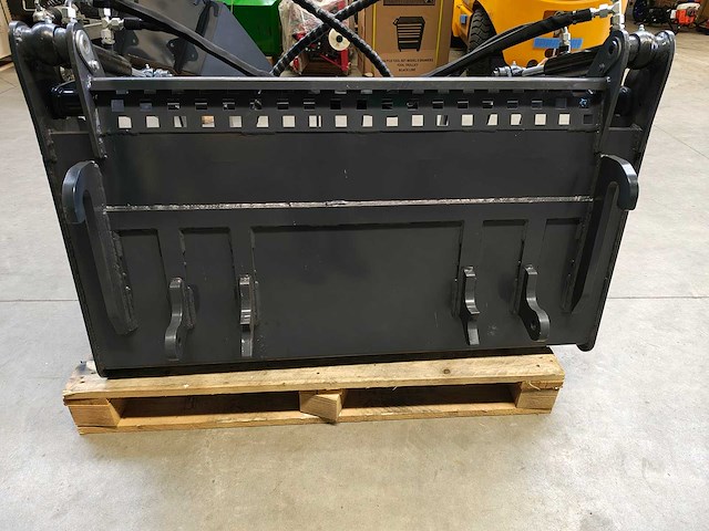 2025 - bak met klem voor minishovel, euro aansluiting - afbeelding 8 van  11