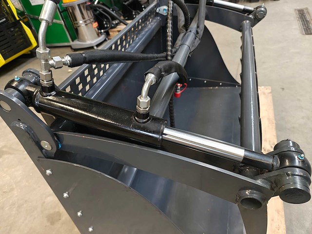 2025 - bak met klem voor minishovel, euro aansluiting - afbeelding 11 van  11