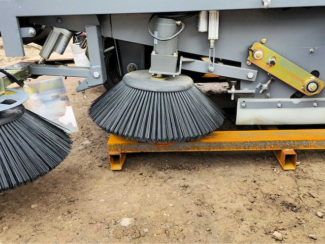 2025 - okg - dy-2000 - straatveegmachine - afbeelding 2 van  18