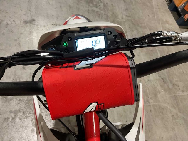 2025 - ultra cross thunder 300 rood agb40-1 motorfiets - afbeelding 14 van  23