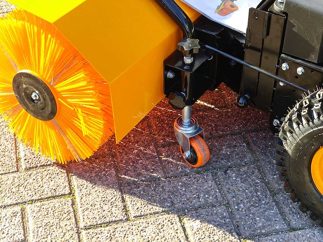 2025 - veegmachine met benzinemotor - afbeelding 2 van  3