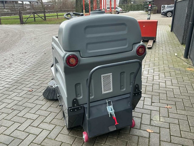 2025 a13 zelfrijdende veegmachine - afbeelding 5 van  10
