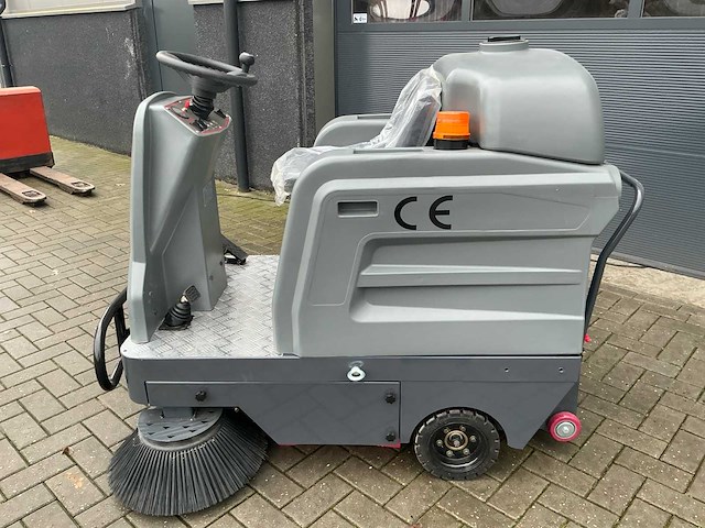 2025 a13 zelfrijdende veegmachine - afbeelding 6 van  10
