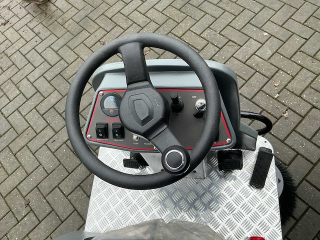 2025 a13 zelfrijdende veegmachine - afbeelding 9 van  10