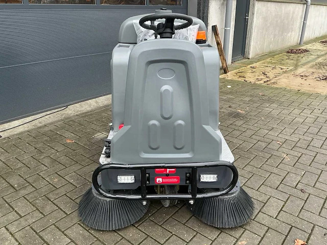 2025 a13 zelfrijdende veegmachine - afbeelding 8 van  15