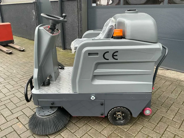 2025 a13 zelfrijdende veegmachine - afbeelding 11 van  15