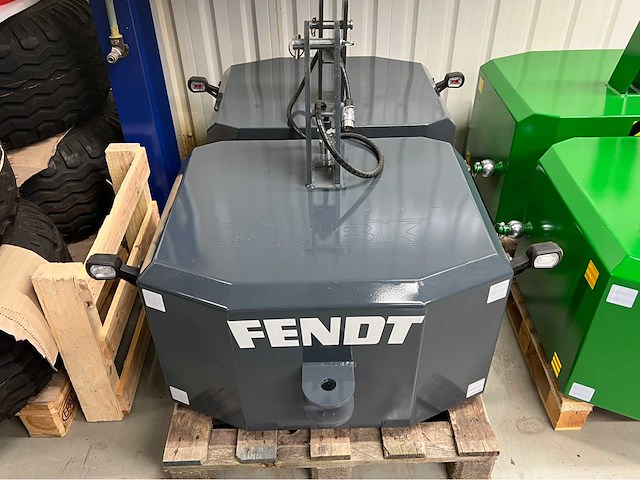 2025 fendt stalen frontgewicht met verlichting (2x) - afbeelding 1 van  9