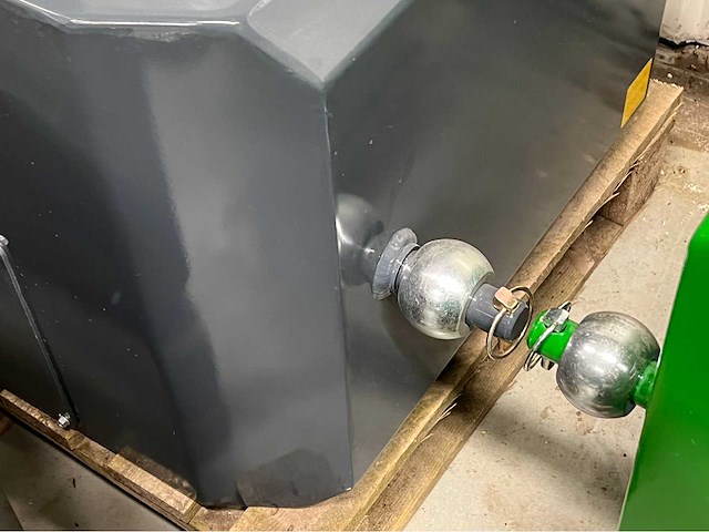 2025 fendt stalen frontgewicht met verlichting (2x) - afbeelding 4 van  9