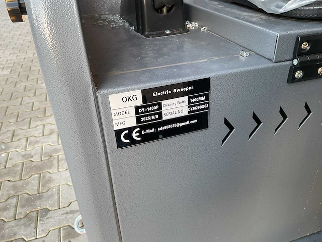 2025 okg dy-1400dp straatveegmachine - afbeelding 10 van  13