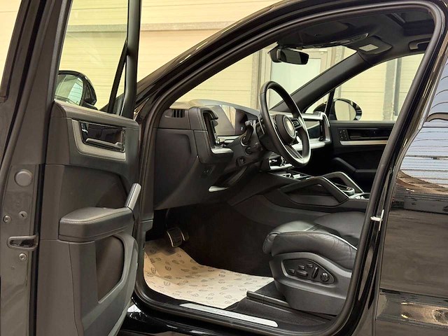 2025 porsche cayenne s | luxury performance suv - afbeelding 17 van  32
