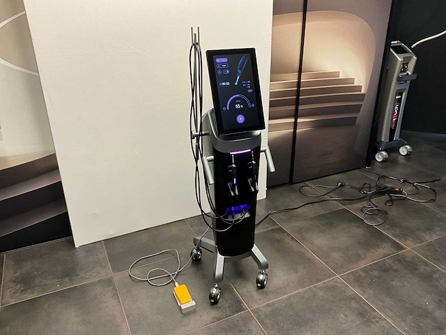 2025 regenixion ion 680 huidverstrakking- en rimpelverminderingsysteem - afbeelding 1 van  9