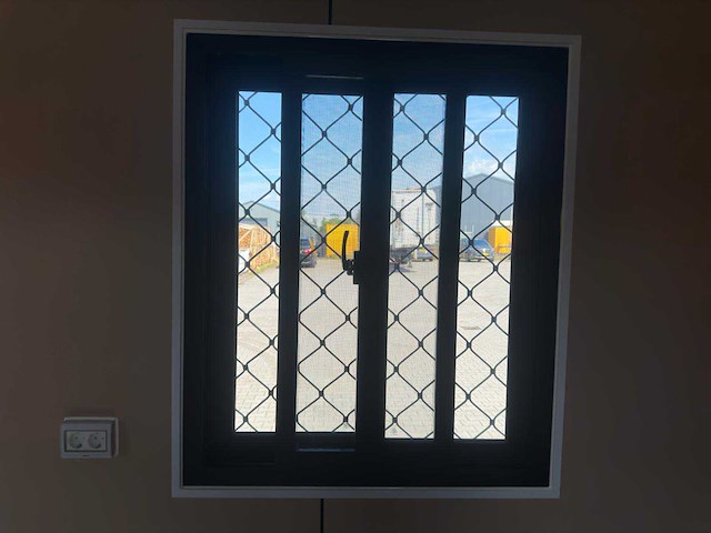 2025 rhino-cross-containers 1 deur en 3 ramen zwart 40ft hq/12 m - containerwoning / container office unit - afbeelding 34 van  35