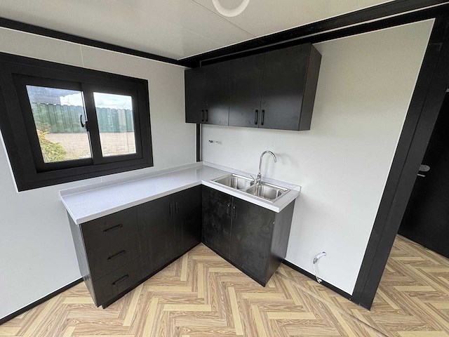 2025 rhino houses 36,5 m2 met glazen wand, 2 slaapkamers, badkamer en keuken mobiele woonunit / tiny house - afbeelding 6 van  19