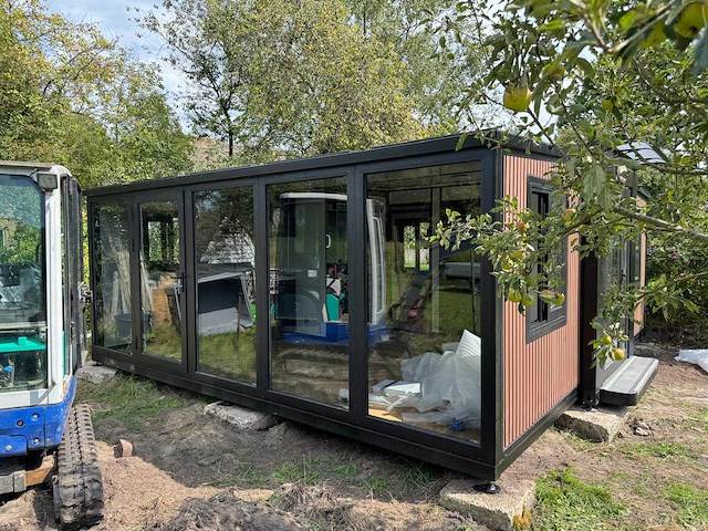 2025 rhino houses 36,5 m2 met glazen wand, 2 slaapkamers, badkamer en keuken mobiele woonunit / tiny house - afbeelding 2 van  19