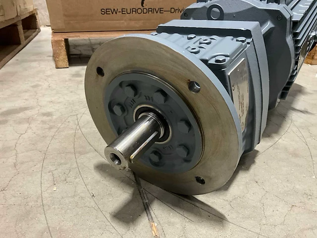 2025 sew-eurodrive rf47 drn132s2/ln 5,5kw reductiemotor - afbeelding 3 van  5