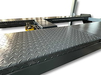 2025 tyreon tpl5500a - 4 koloms uitlijnhefbrug 5t met lucht hydraulische rolkrik (2,5t) en led rijbaanverlichting - afbeelding 3 van  16