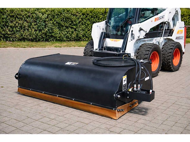 2026 - easy-going - 72 inch veegmachine met opvangbak - rolbezem voor schranklader / skidsteer - afbeelding 1 van  11