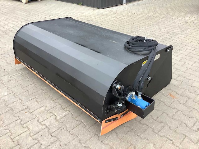 2026 - easy-going - 72 inch veegmachine met opvangbak - rolbezem voor schranklader / skidsteer - afbeelding 9 van  11