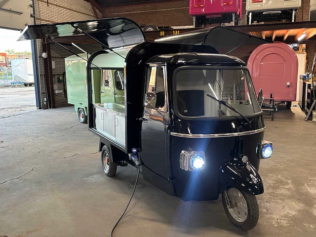 2026 - vespa (look) - barista - foodtruck - afbeelding 7 van  24