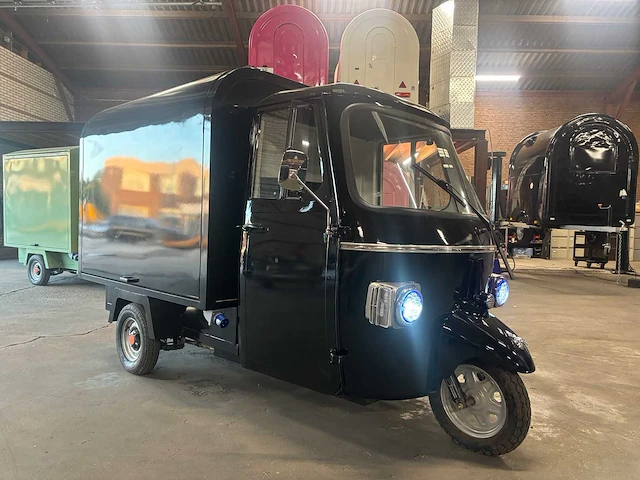 2026 - vespa (look) - barista - foodtruck - afbeelding 12 van  24