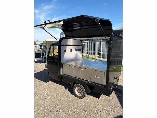 2026 - vespa (look) - barista - foodtruck - afbeelding 19 van  24